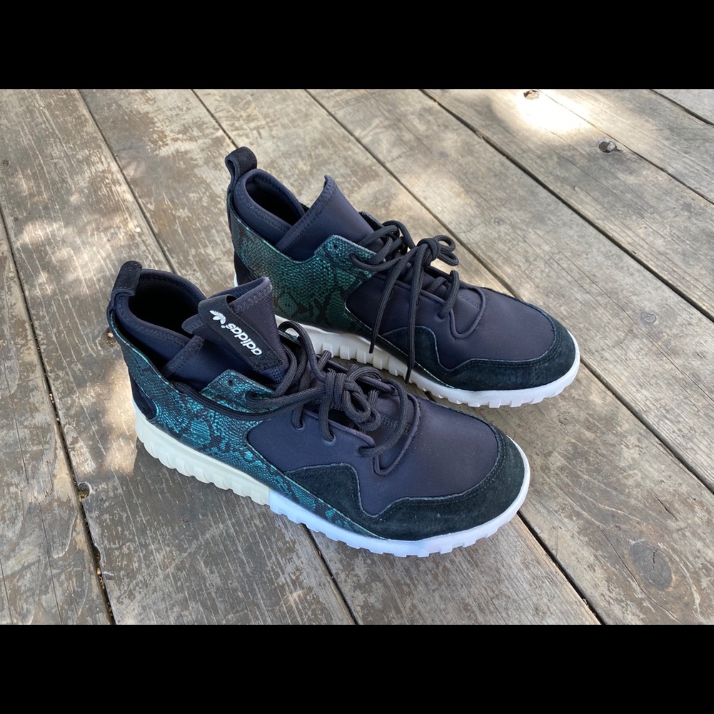 (395) Adidas Sneakers